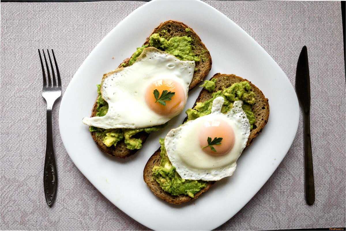 Яйца можно сварить или пожарить на оливковом масле холодного отжима — в нем так же содержаться полезные жиры.