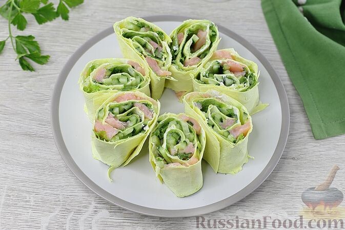 лаваш, рыба красная, сыр творожный, листья салата, огурцы