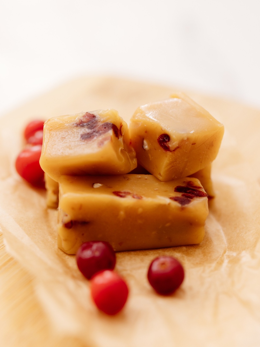 Ириски клюква с миндалем