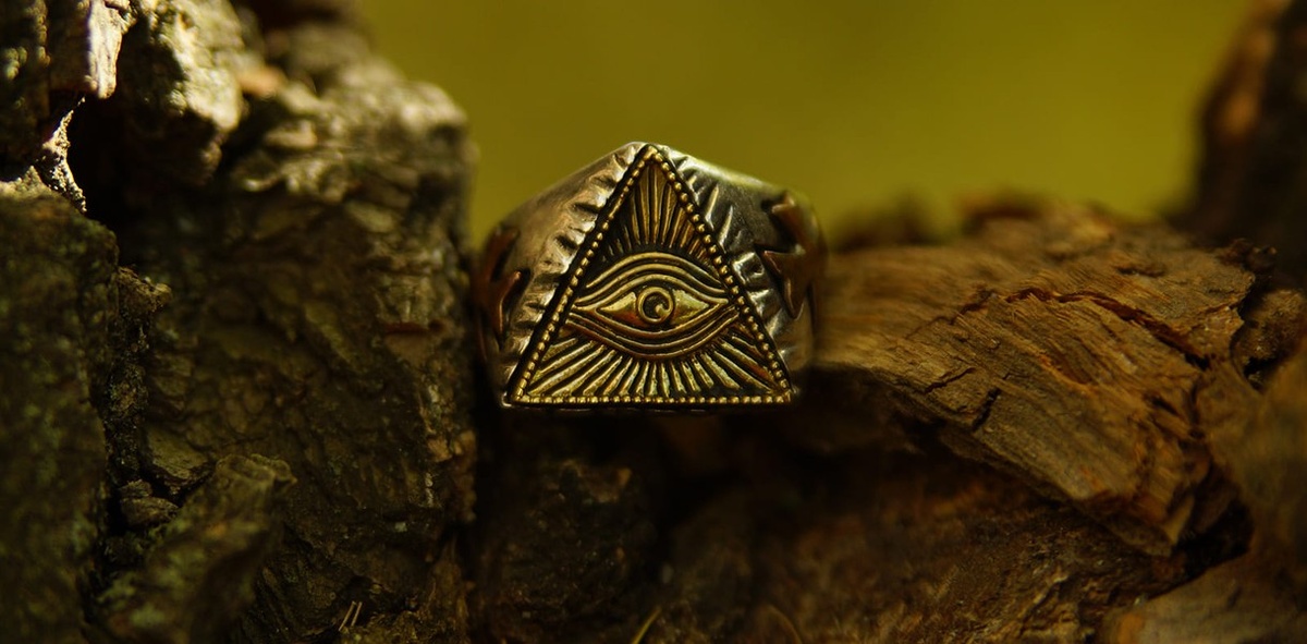 Источники: https://experience.tripster.ru/articles/masony-istoriya-dvizheniya-tajnye-znaki-v-arhitekture/