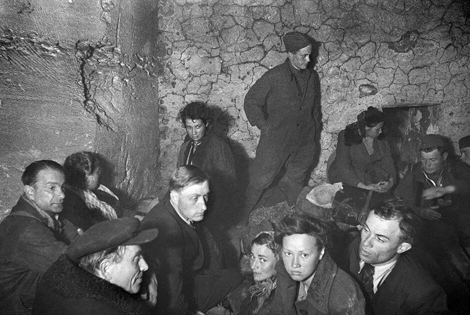 Гражданские беженцы и бойцы Крымского фронта укрываются в Аджимушкайских каменоломнях. Скорее всего, фотография сделана еще до начала героической обороны, когда каменоломни использовались в кач-ве военных складов и бомбоубежищ.