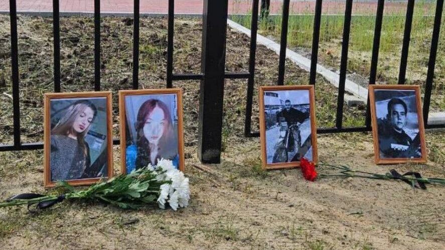 Жители Ноябрьска несут цветы к школе, где учились погибшие в ДТП подростки