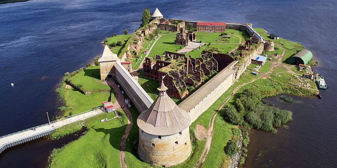 10 малоизвестных городов в пригородах Петербурга, куда стоит съездить хотя бы раз