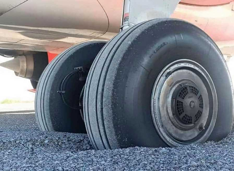 Вот пример, где самолёт тонет в асфальте