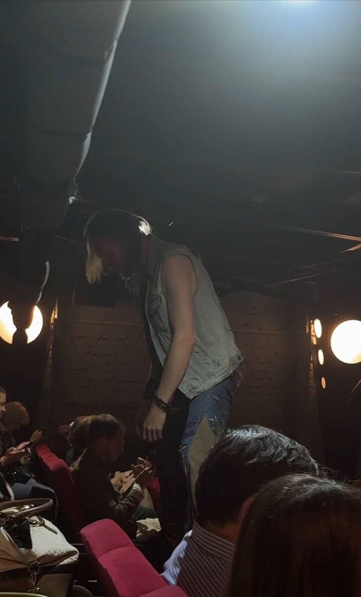 Перед началом спектакля.