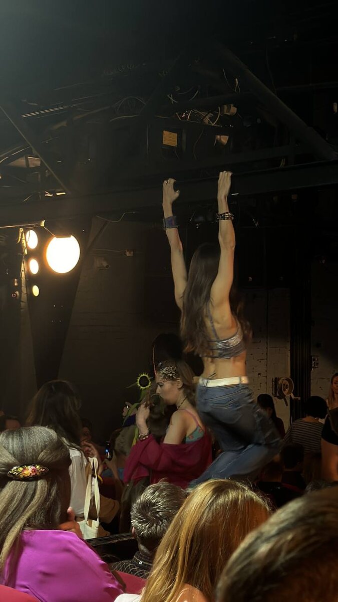 Перед началом спектакля.