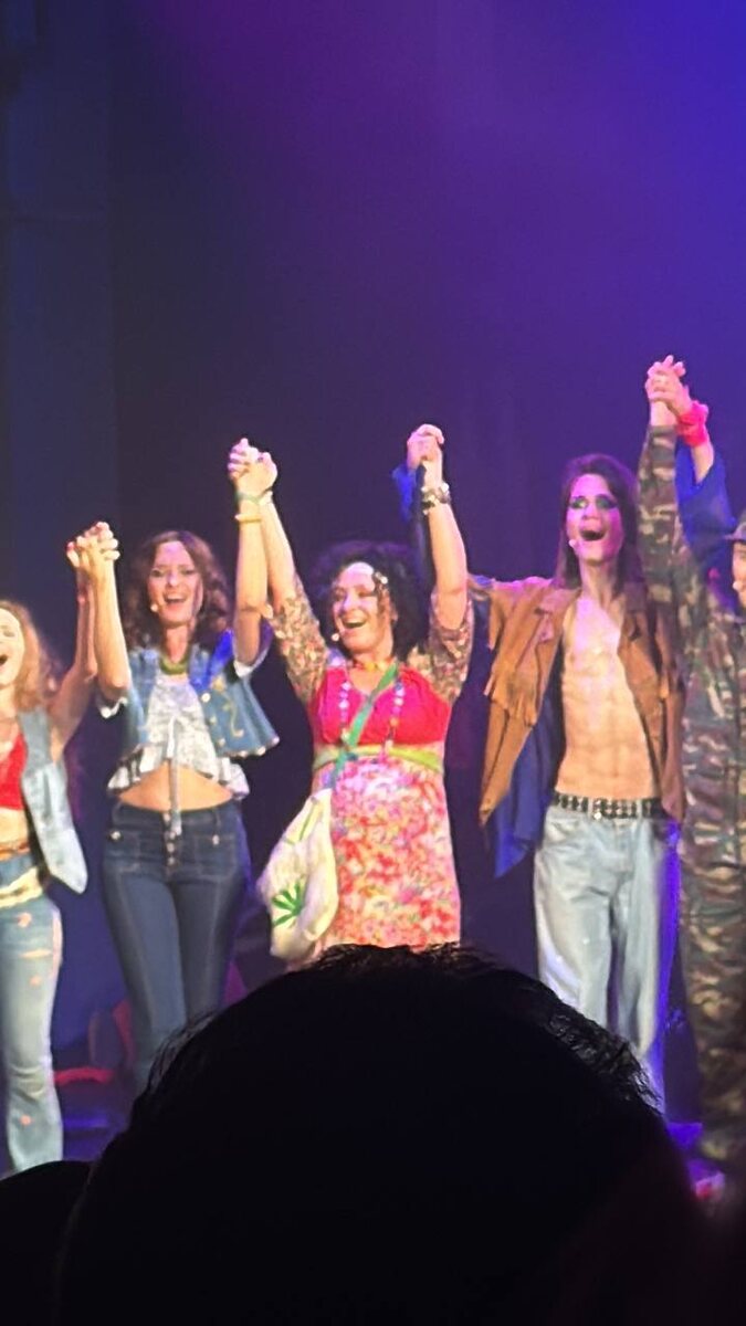 Финал, реприза Let the Sunshine In.