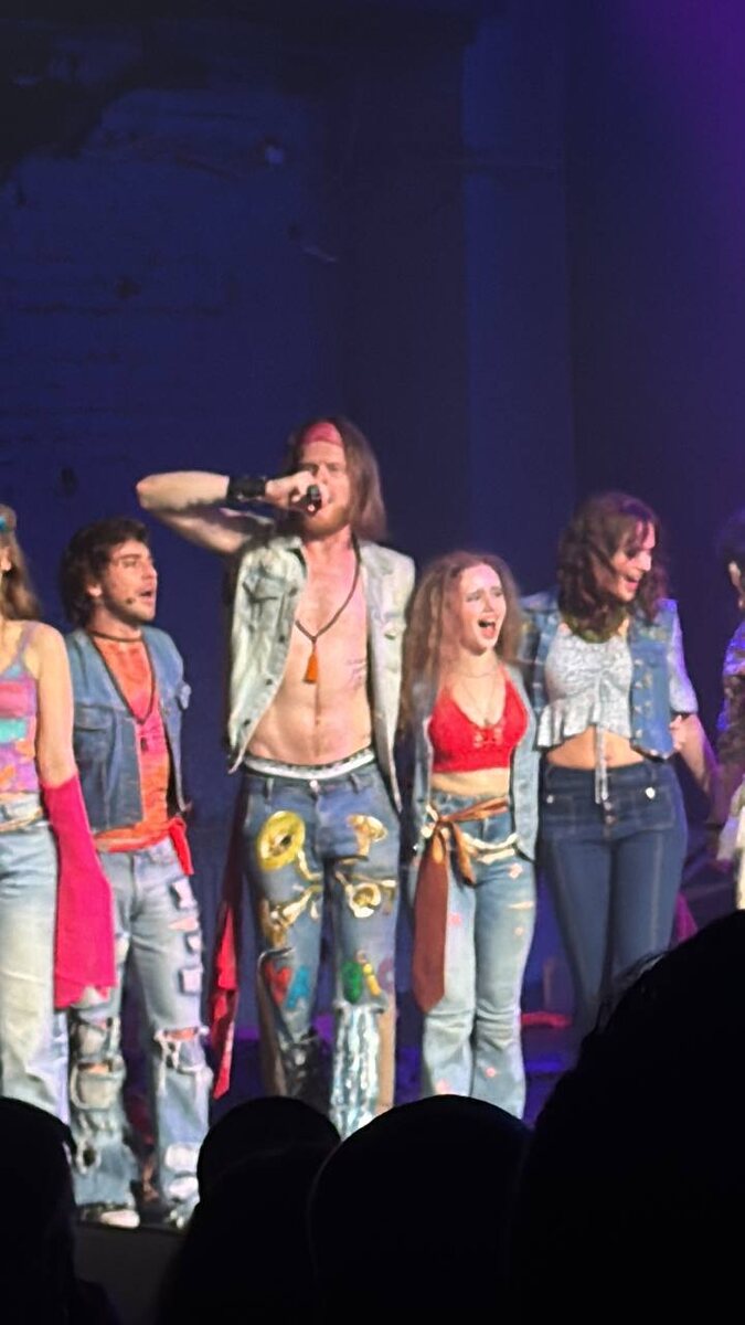 Финал, реприза Let the Sunshine In.