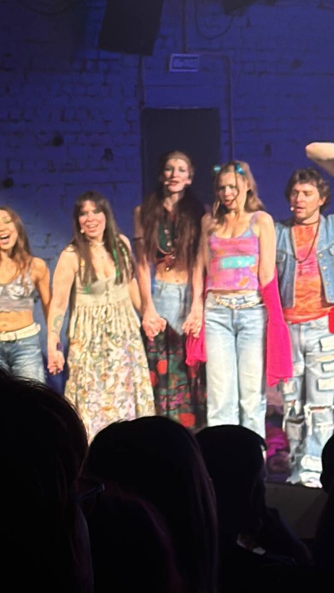 Финал, реприза Let the Sunshine In.