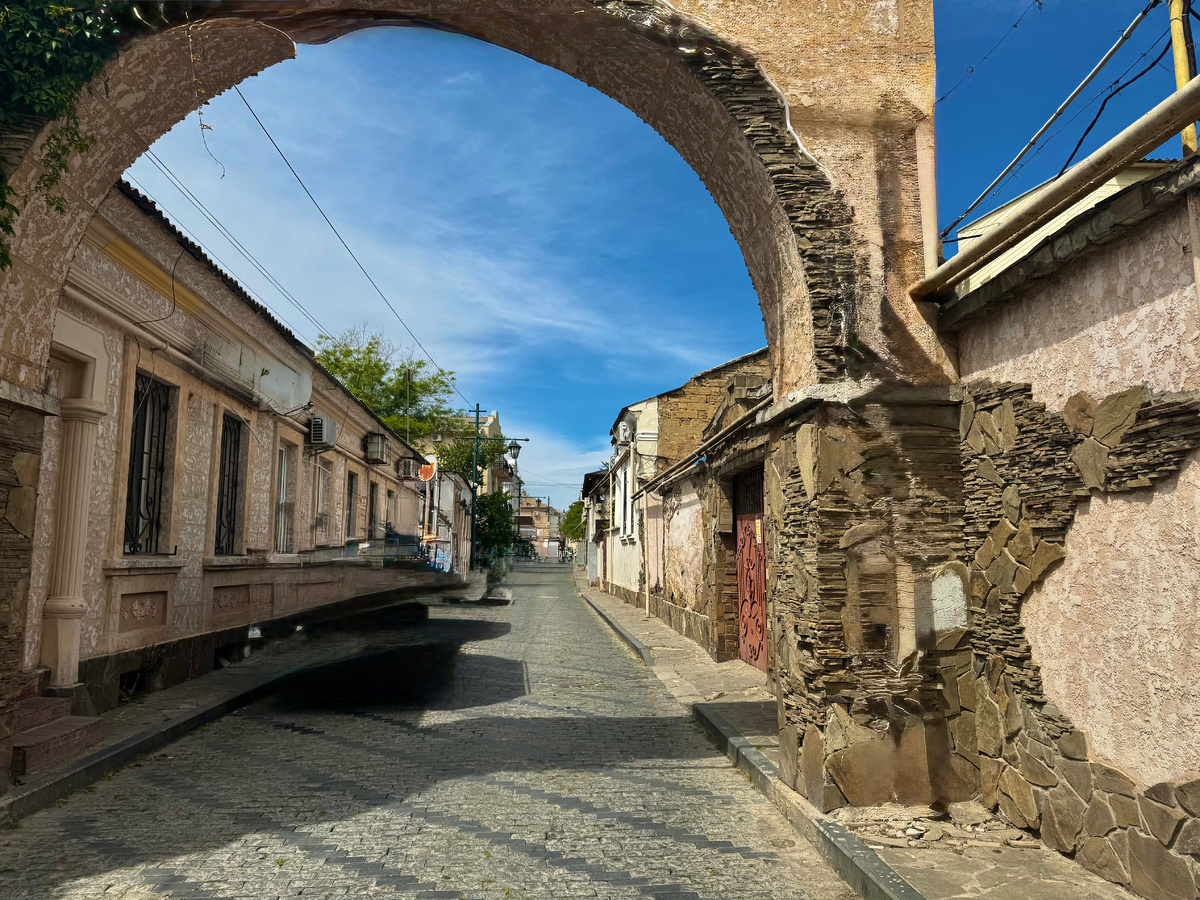 Когда-то это были ворота для входа на рынок. Фото автора.