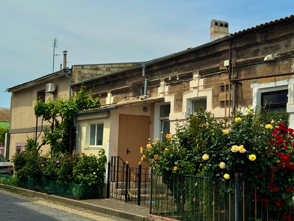 В исторических домах живут люди. Этот дом красиво восстановлен, архитектура сохранена. Фото автора.