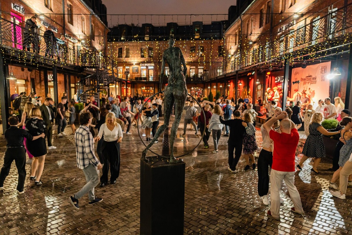 Источник: https://seno.spb.ru/event/tpost/2ej3ditd31-leningradskii-rok-n-roll?amp=true