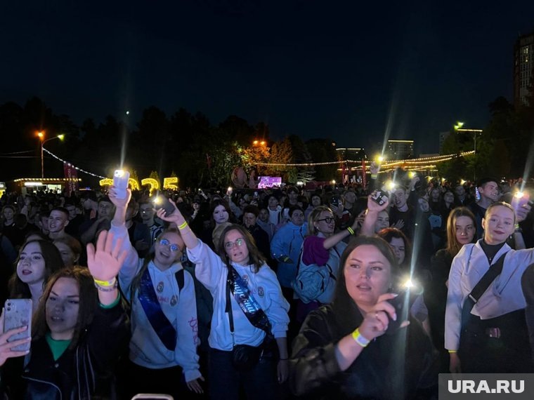 Выпускники из разных муниципалитетов Челябинской области собрались в парке Гагарина на «Атомный выпускной-2025»
Фото:Александра Пруссакова © URA.RU