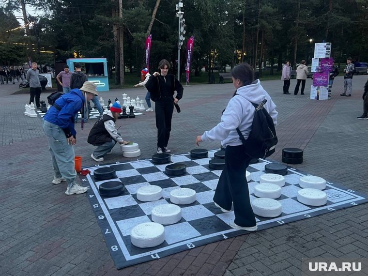 Игровая зона с гигантскими шахматами и мини-гольфом привлекла внимание выпускников
Фото:Александра Пруссакова © URA.RU