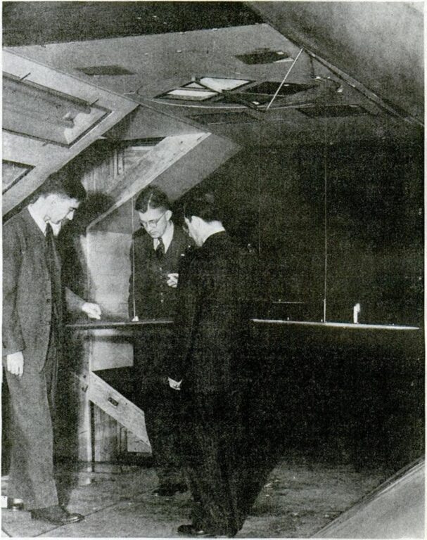 автор (в центре) и сотрудники компании Aeronca проверяют результаты испытаний масштабной модели в аэродинамической трубе