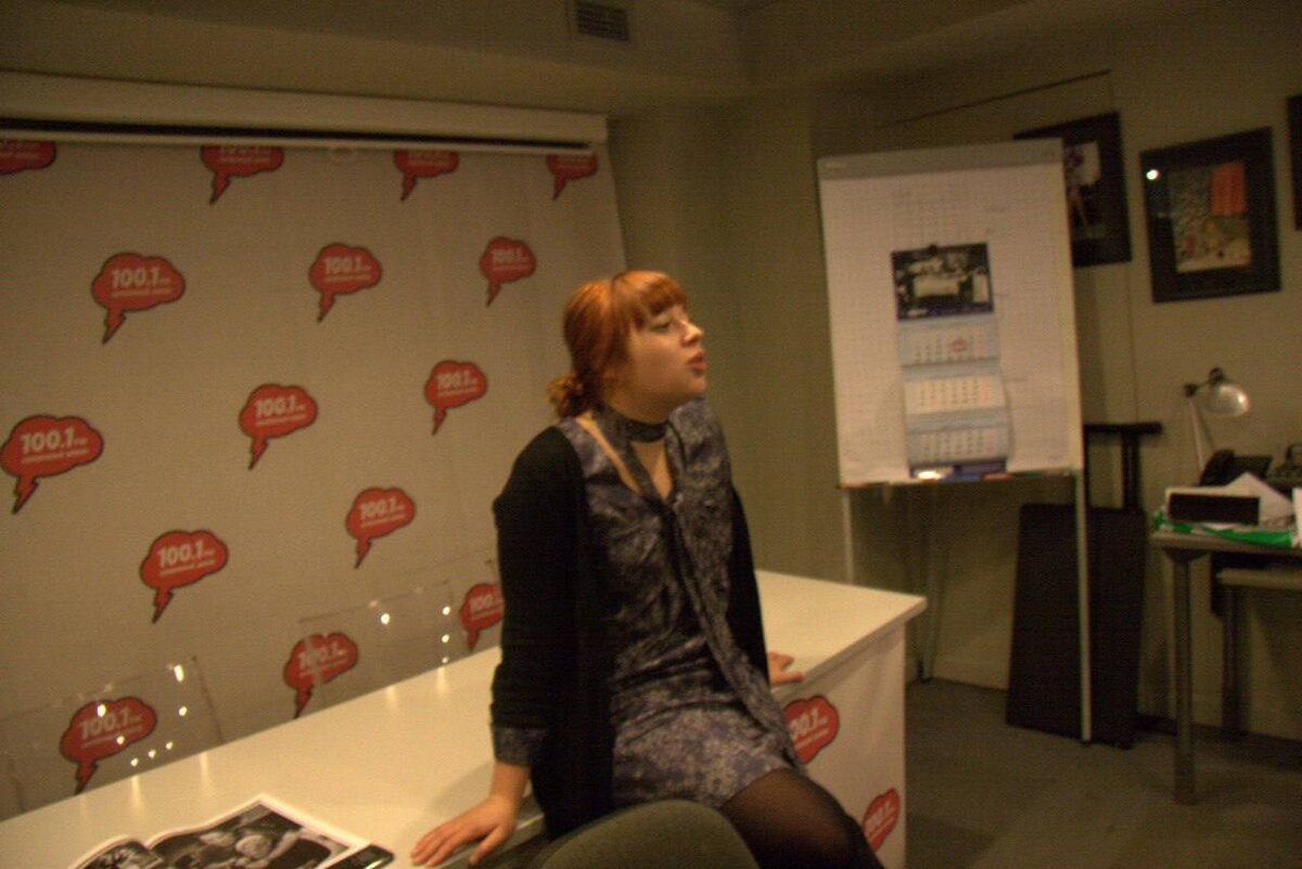 Мария Иванова во время работы на радио «Серебряный дождь»