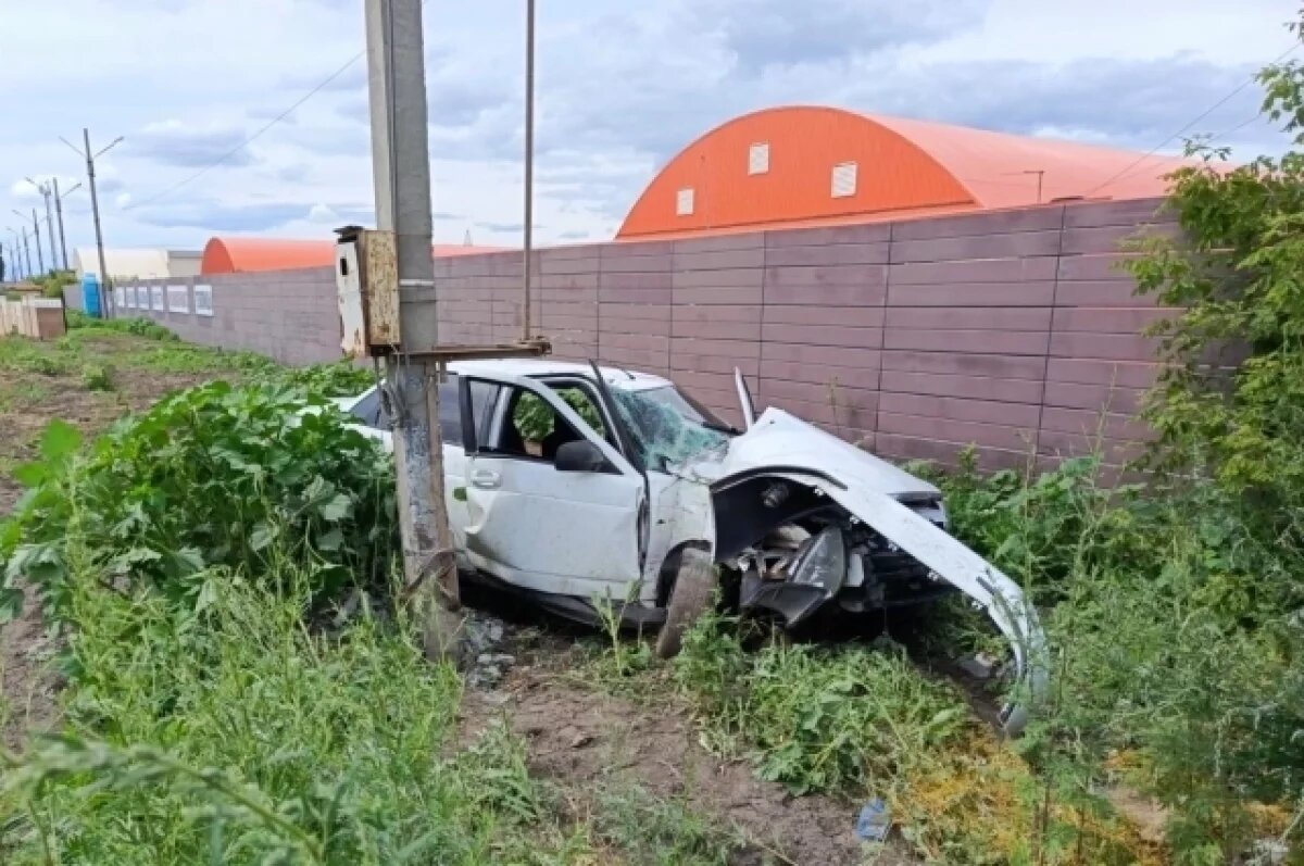    В Тольятти водитель Приоры на скорости врезался в бетонный столб