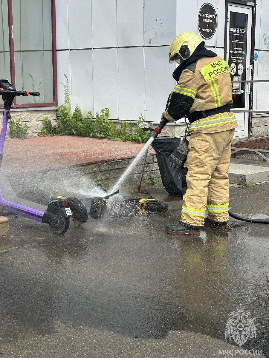    Вогарание электросамоката. Источник: t.me/mchs_altkray