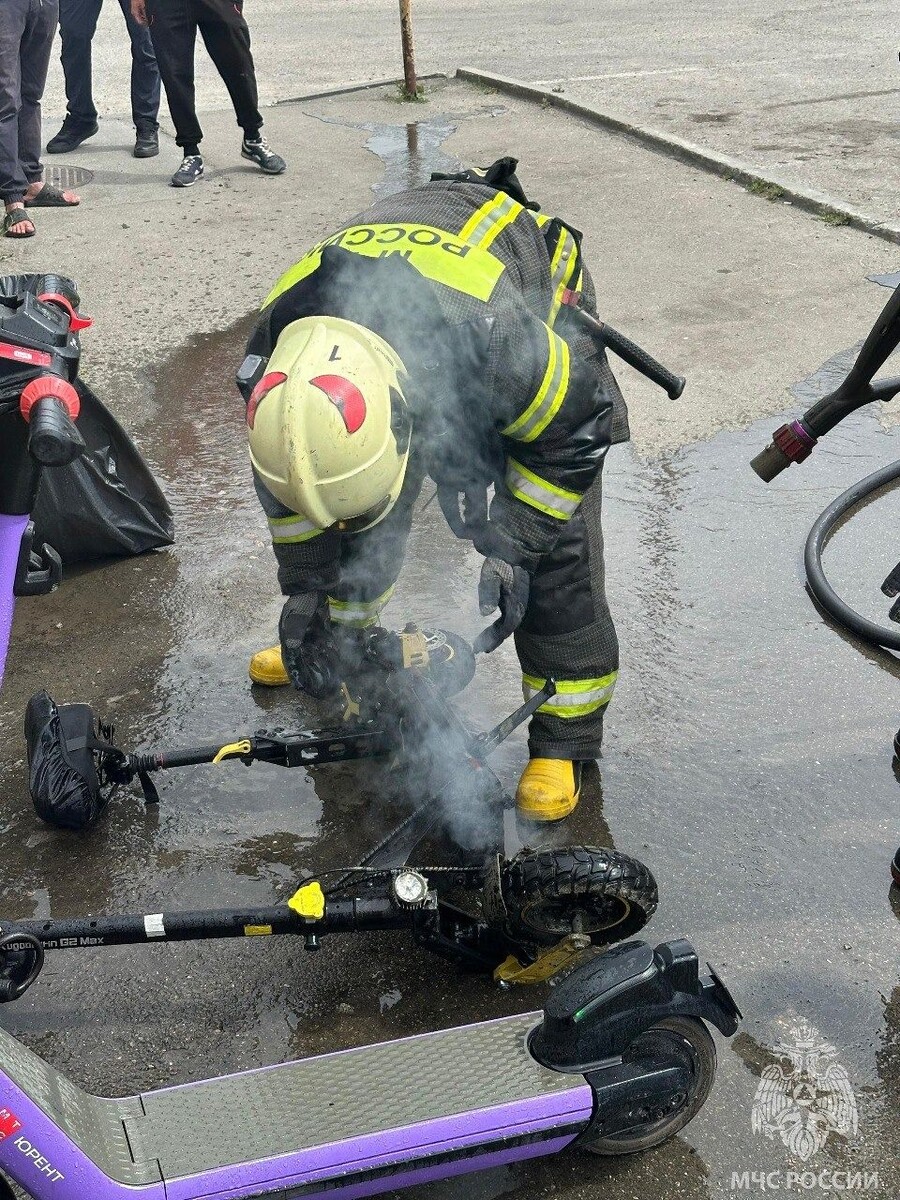    Вогарание электросамоката. Источник: t.me/mchs_altkray