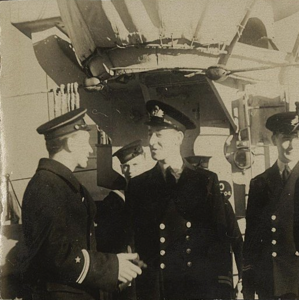 Фото: ГИМ 110539-5. На борту английского миноносца «Seagull». Прощание с английскими офицерами. 1-й слева – переводчик Н. Ситников