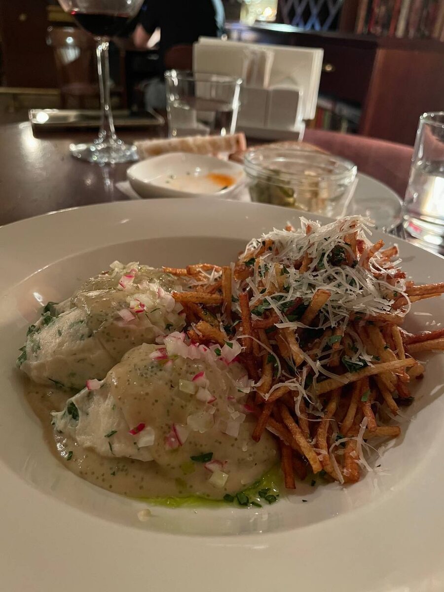 щучьи котлеты с соусом из пастернака (990 рублей)