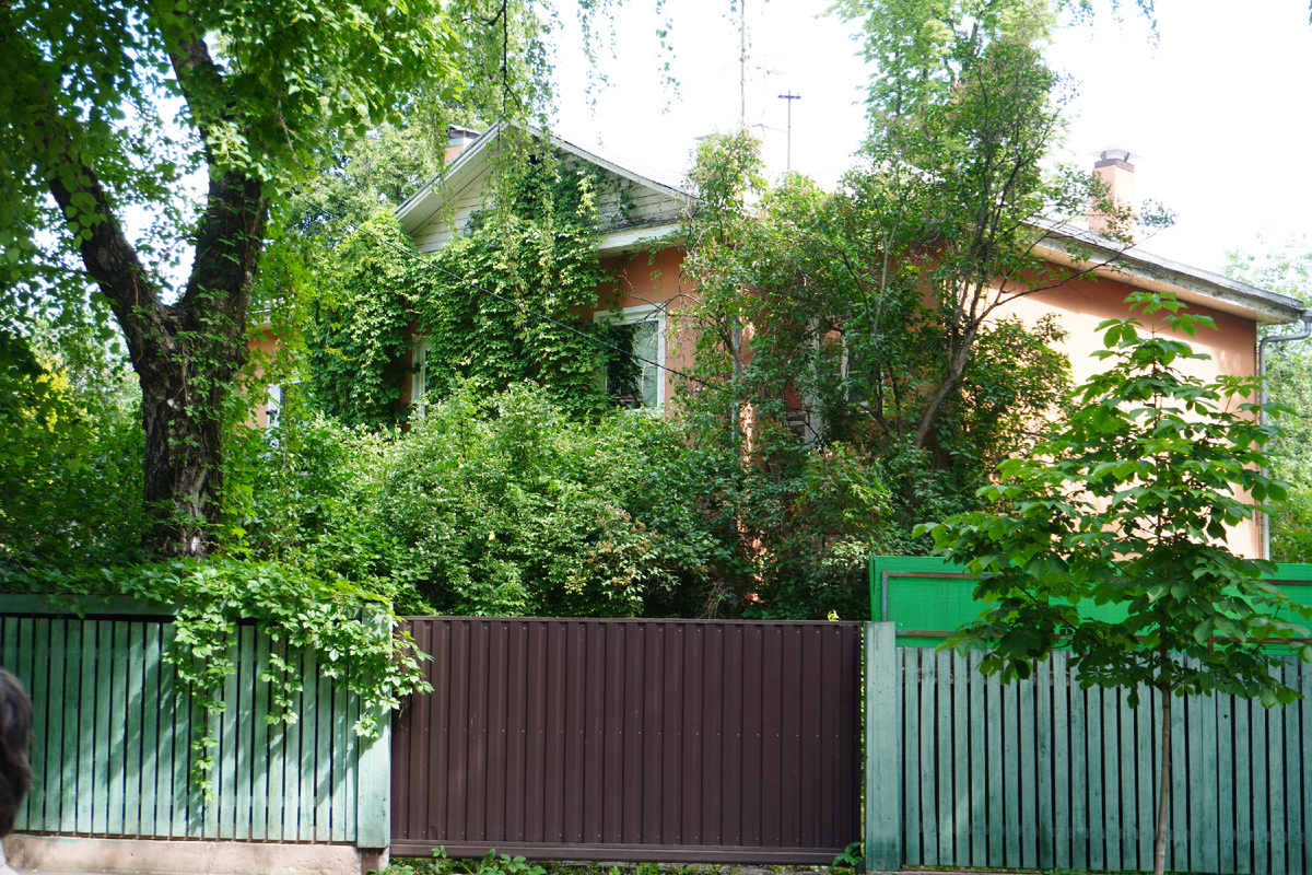 фото автора  поселок  художников , жилой дом