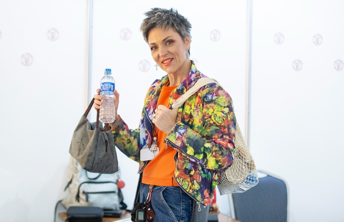 На фото Нина Маршак (модель 40+ для эмоционального контента), фотограф Лена Киселёва. Локация: Москва, ТВК "Тишинка" выставка "Бал кукол" стенд Art Queen TV экспонент и интервьюер мероприятия 12-15 июня 2025