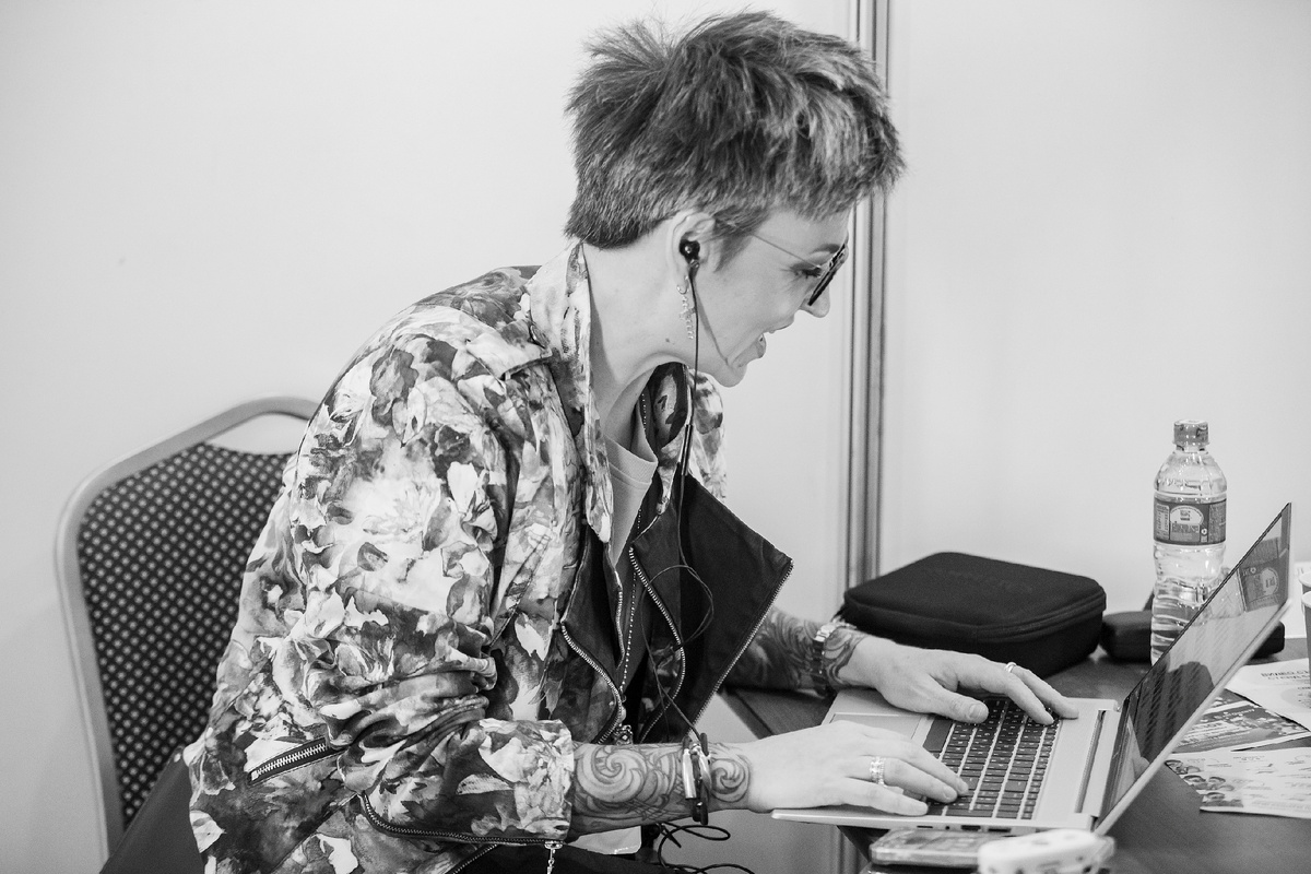 На фото Нина Маршак, фотограф Лена Киселёва. Локация: Москва, ТВК "Тишинка" выставка "Бал кукол" стенд Art Queen TV экспонент и интервьюер мероприятия 12-15 июня 2025, backstage