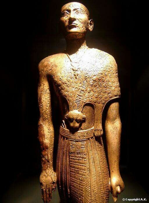 Статуя древнеегипетского жреца.