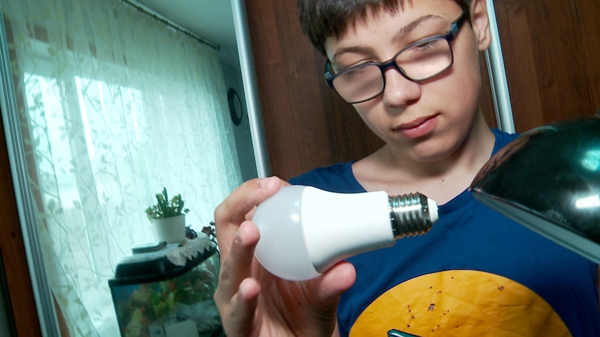 12-летний Володя теперь знает, как починить настольную лампу