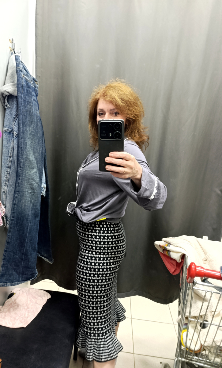 Фото автора. Из Примерочной я не выходила! Народу было прилично, как-то неудобно заниматься самолюбованием перед всеми. 