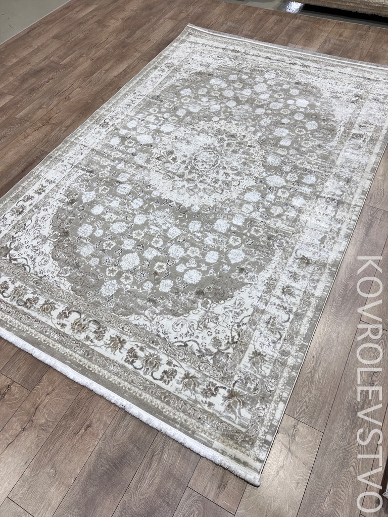 Уникальная особенность ковра LYON L168A CREAM — переливающийся ворс, который меняет оттенки под разным освещением