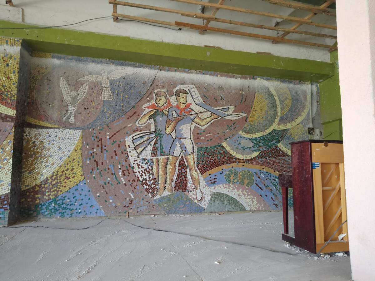 Мозаике более 40 лет