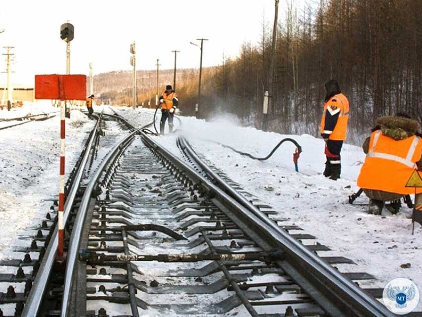 Рисунок 1 — Процесс ручного обдува стрелочного перевода сжатым воздухом