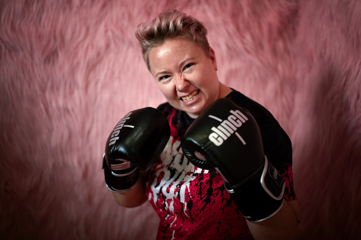 Кикбоксинг в розовых тонах