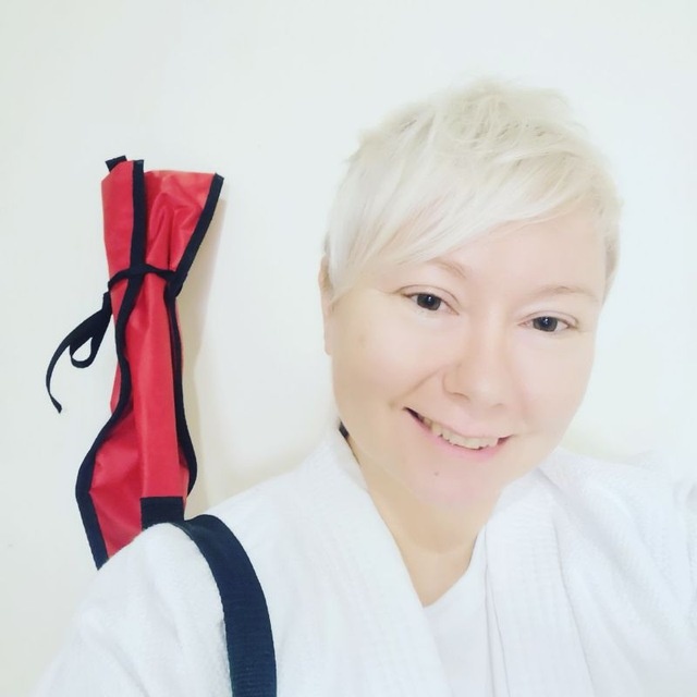 Оля с оружием пытается улыбаться 