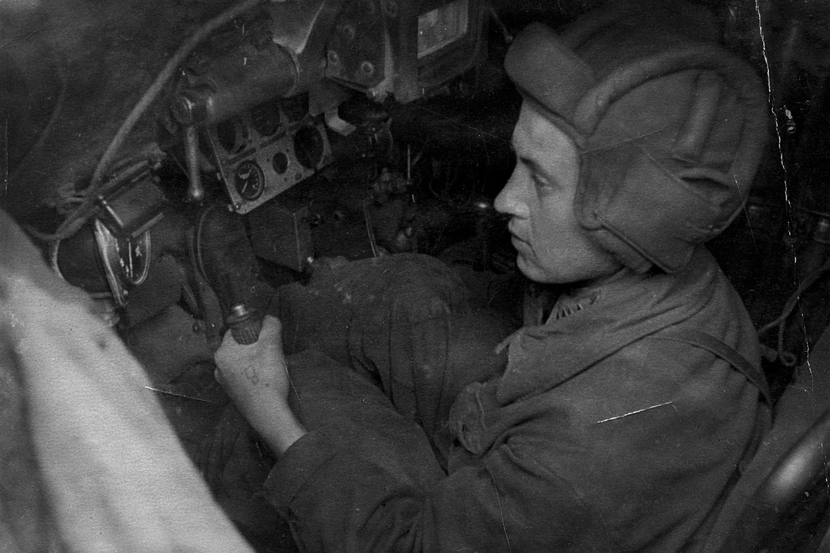 Герой Советского Союза старшина В.А. Григорьев на месте механика-водителя танка КВ-1, Смоленская область, Кировский район, октябрь 1942 года