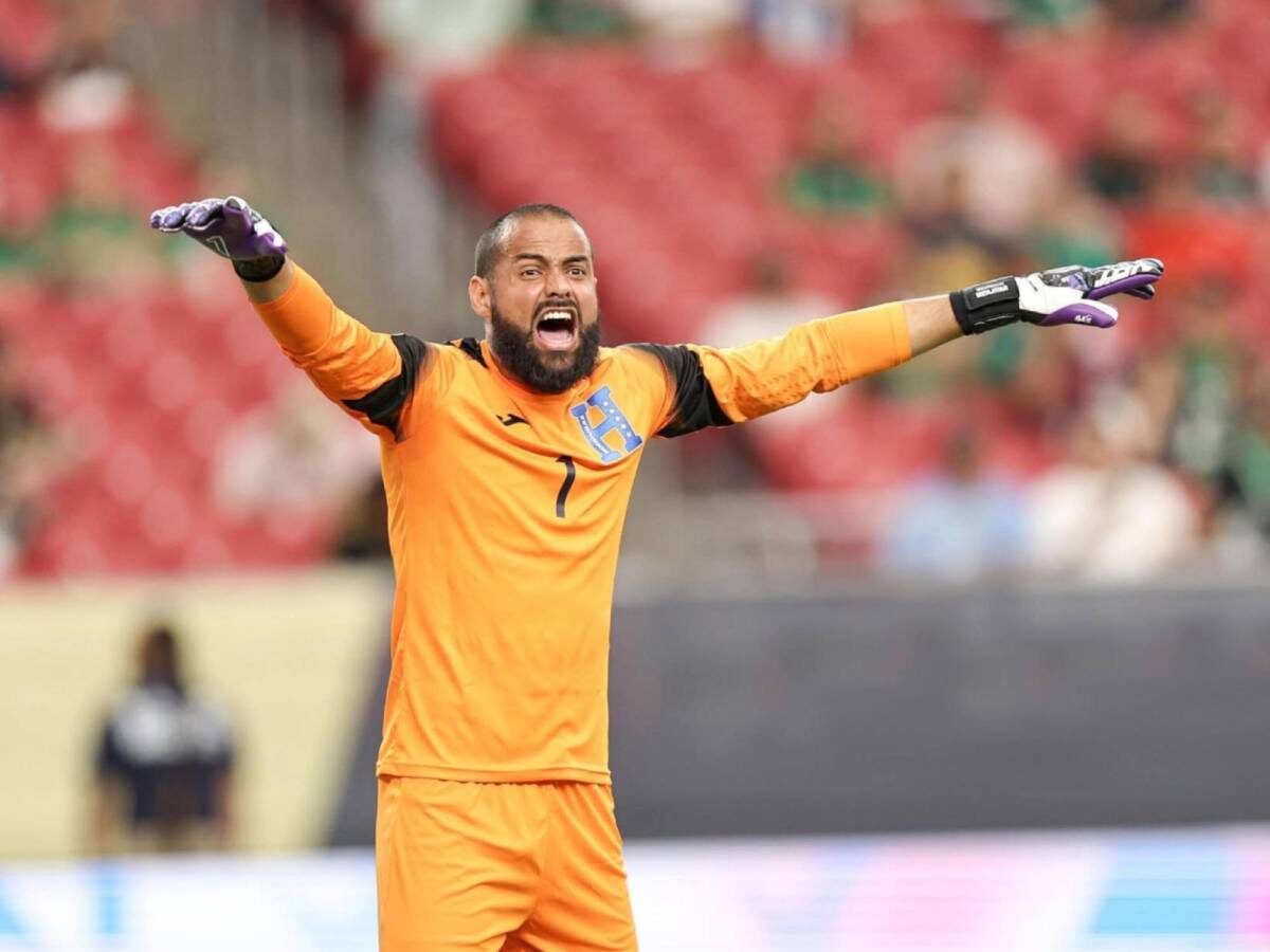 На фото la prensa.hn главный герой матча Эдрик Менхивар