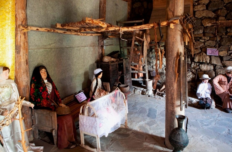 Внутри дома.