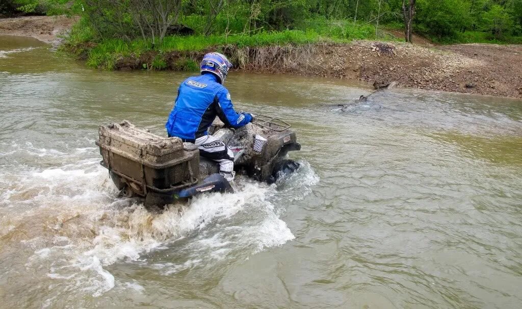  Ралли проходило по разнообразным природным ландшафтам Приморья — через леса, горы, реки и грязевые тропы. Именно такой сложный и непредсказуемый рельеф характерен для ралли-рейдов, где важны не только скорость и выносливость, но и умение ориентироваться на местности