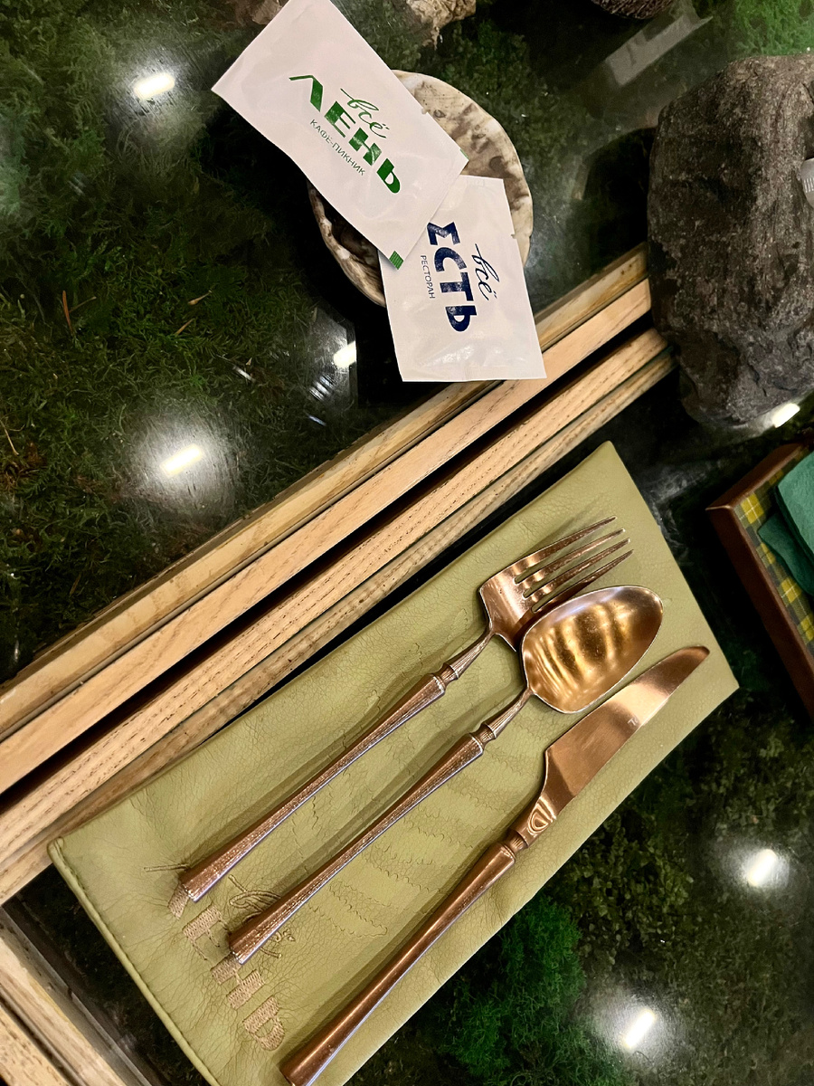 приборы и фирменные салфеточки