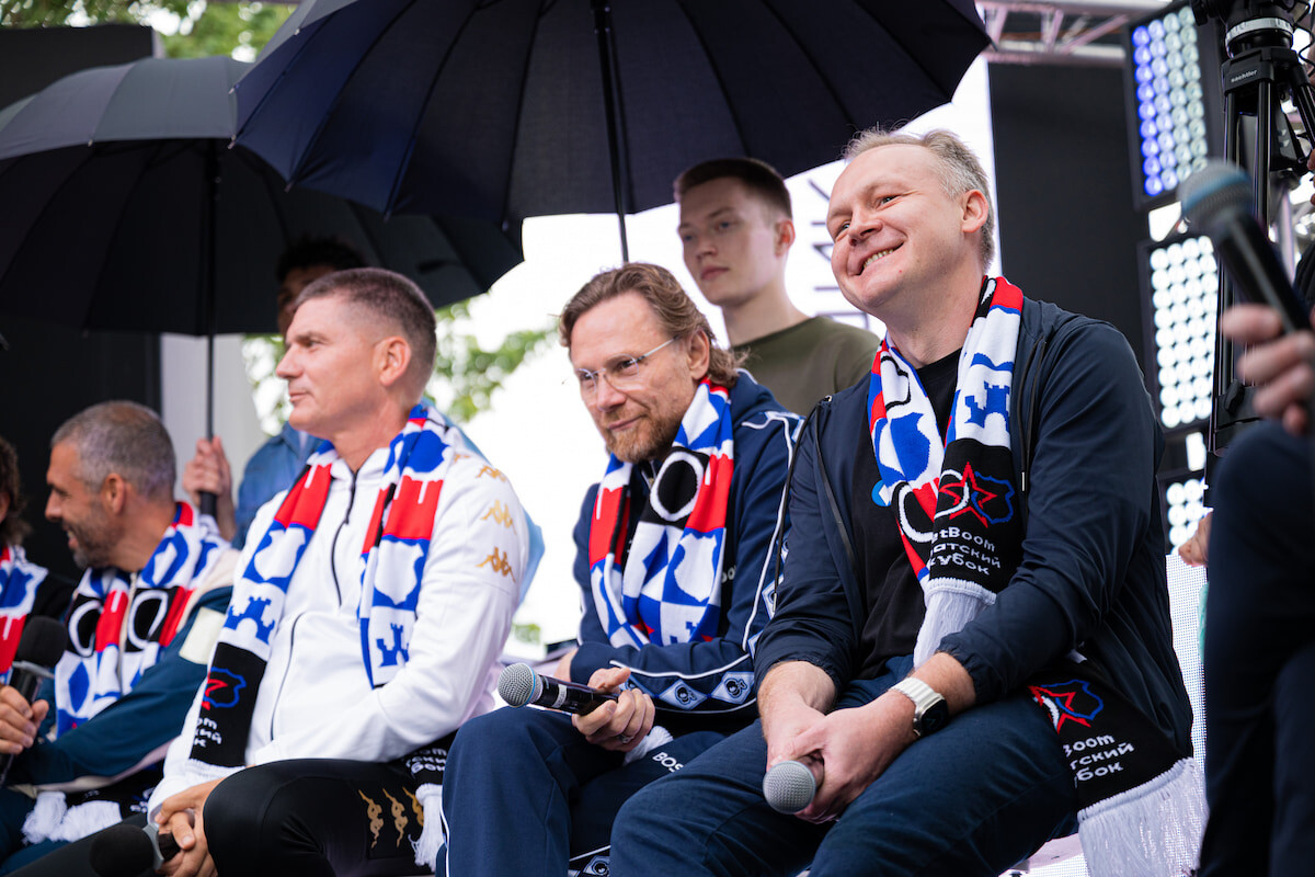 Павел Пивоваров (справа)