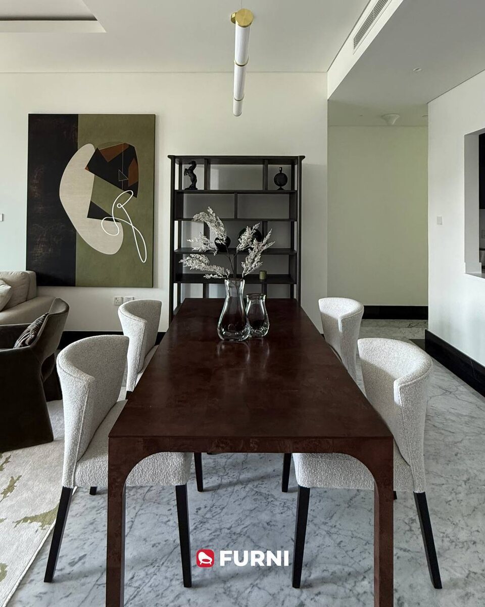 Интерьер выполнен в нейтральных тонах с зелеными акцентами; проект Furni в Дубае