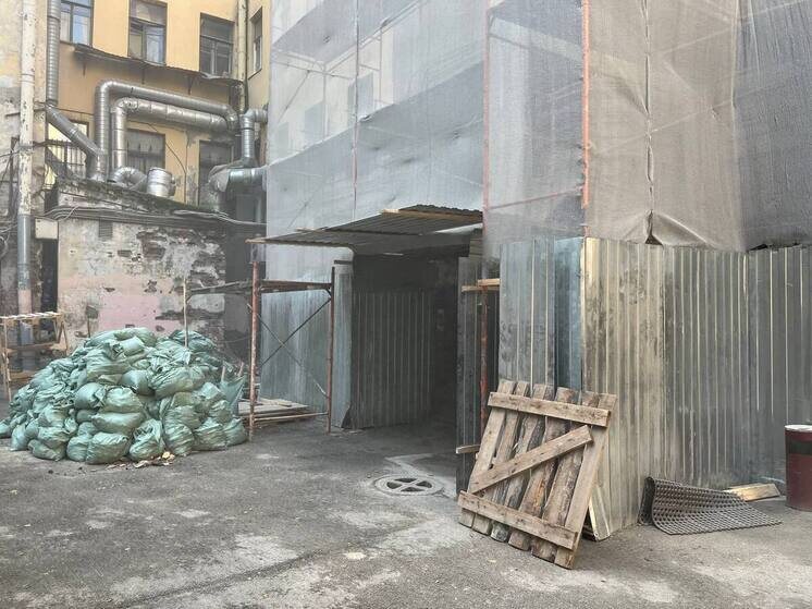     полицейские обнаружили пластиковую бутылку объёмом 1,5 литра, прикреплённую к забору синей изолентой. Фото: архив «МК в Питере»