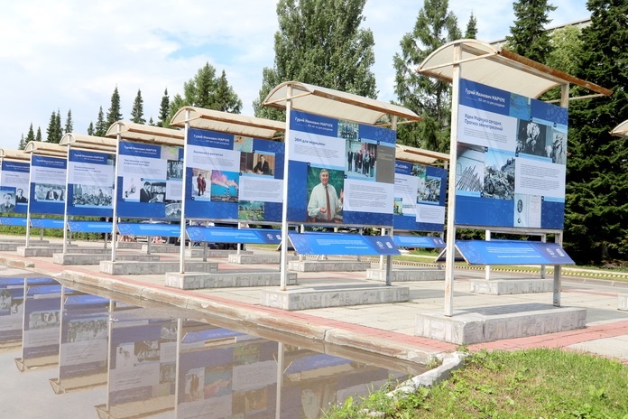    В Академгородке открылась уличная выставка, посвященная выдающемуся ученому-математику Г. И. Марчуку. Фото: Михаил Периков