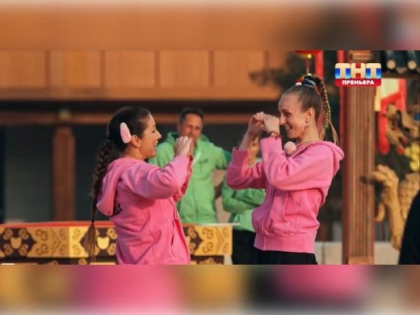    Певица Нюша с сестрой. Фото: