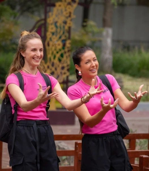    Певица Нюша с сестрой. Фото: