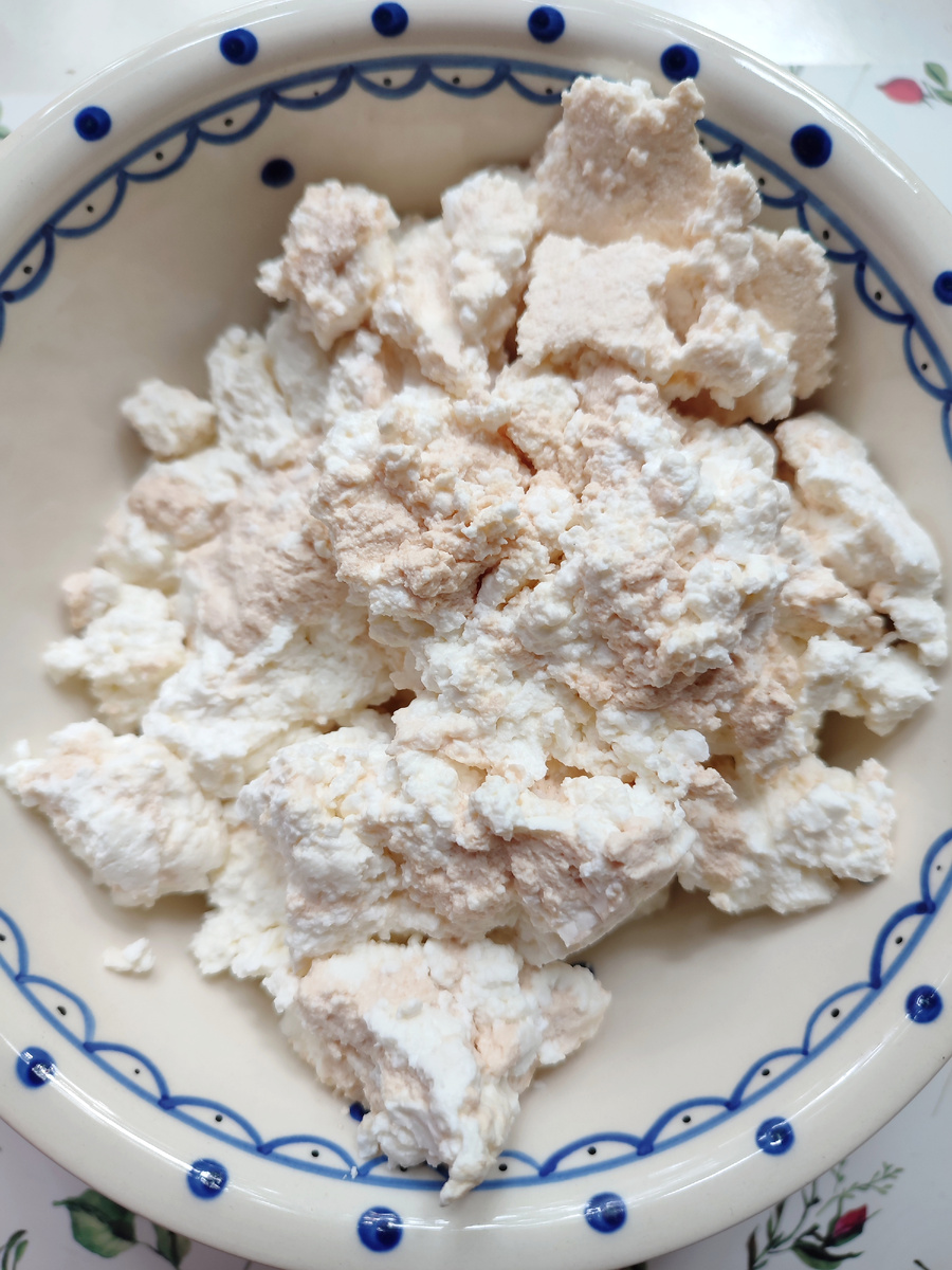 Домашний творог из ряженки, кефира и сметаны. 