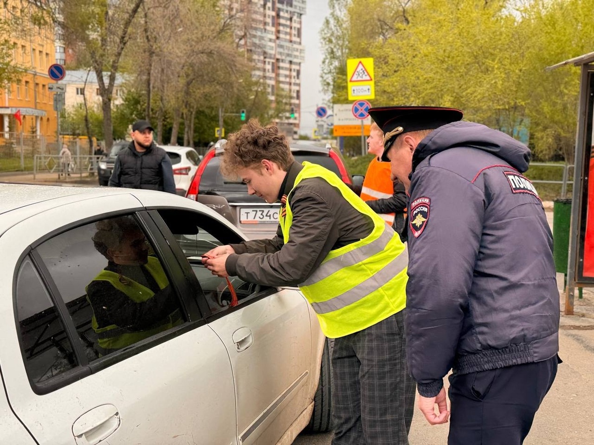 Водителя останавливает стажёр ДПС, обязан ли водитель останавливаться и передавать ему документы
