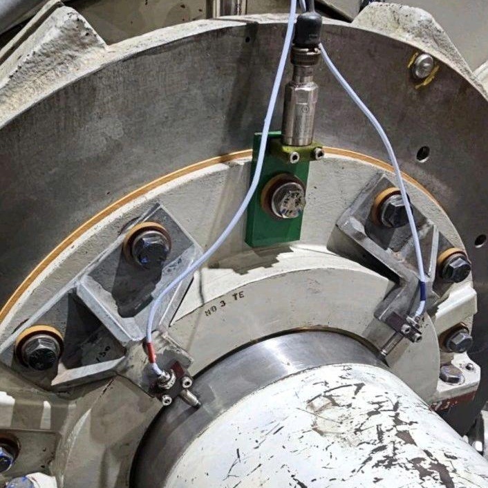 Слева и справа - проксиметры. Сверху - датчик фазы.